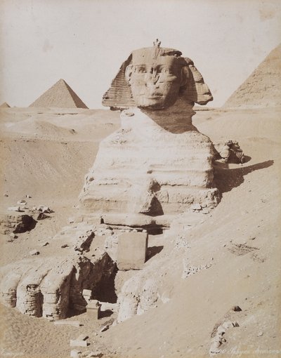 La Esfinge y, al fondo, la Gran Pirámide de Keops. El Cairo, El Giza de Unknown photographer