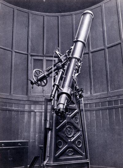 El telescopio de Giovanni Virginio Schiaparelli (1835-1910) astrofísico en Brera (Milán). Observó configuraciones rectilíneas en el planeta Marte, llamándolas los canales marcianos (canali) de Unknown photographer