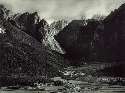 La ciudad de Dobbiaco en los Dolomitas de Unknown photographer