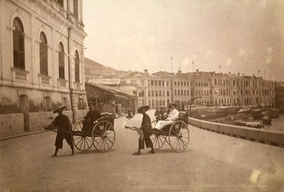 Dos hombres transportados en rickshaw en Hong Kong. de Unknown photographer