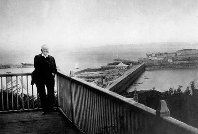 Victor Hugo (1802-1885) en la casa de Hauteville durante su exilio en Guernesey (de 1851 a 1870) en 1868 de Unknown photographer