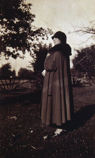 Fotografía de época de una mujer francesa con sombrero y abrigo, c.1920 (foto b/n) de Unknown photographer