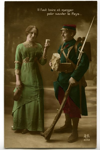 Guerra 1914 - 1918 (14-18): tarjeta postal de época que muestra a un soldado francés con uniforme azul (horizonte azul) tomando el pan y el vino que le trae una joven: beber y comer para salvar al país - comida -. de Unknown photographer