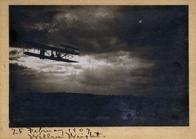 Wilbur Wright en vuelo, con la firma autógrafa "Wilbur Wright" y la fecha "25 de febrero de 1909", c.1909 (impresión en gelatina de plata, sobre soporte, tinta) de Unknown photographer