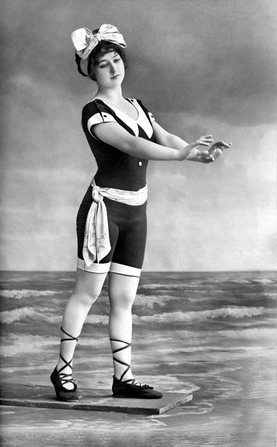 Mujer en bañador y zapato de playa. de Unknown photographer