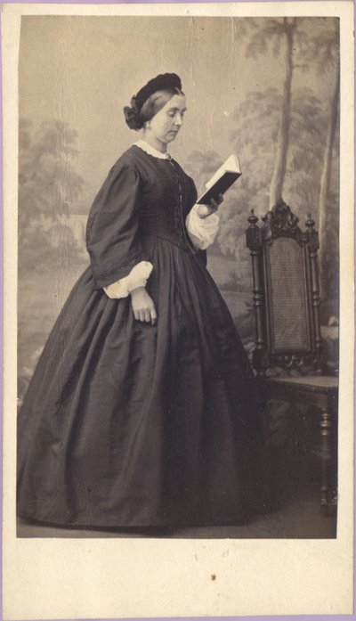 Mujer con un libro, hacia 1860 (fotografía) de Unknown photographer