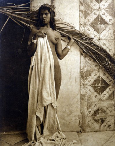 Joven mujer bereber posando desnuda. Fotografía alrededor de 1890 de Unknown photographer