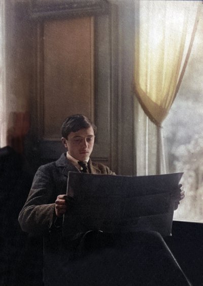 Joven lee el periódico de la mañana, Francia de Unknown photographer