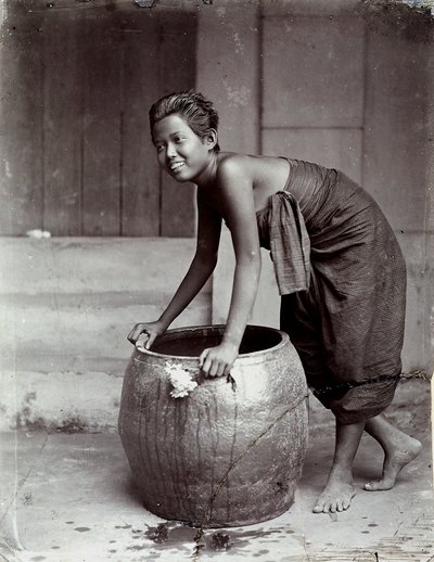 Joven tailandesa sonriente, empujando un gran contenedor de Unknown photographer