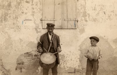 subastador y niño de Unknown photographer