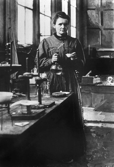 La física francesa Marie Curie (1867-1934), premio Nobel de Física en 1903 y de Química en 1911, en su primer laboratorio de París en 1898. de Unknown photographer