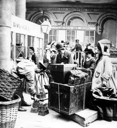 pasajeros supervisando el pesaje de los equipajes en la Gare de Lyon en París, en la época del Segundo Imperio en Francia. de Unknown photographer
