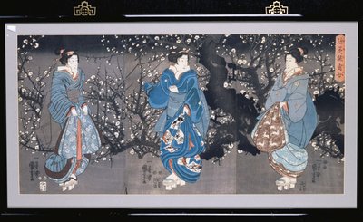 Un tríptico oban que representa una escena nocturna con tres Bijin de Utagawa Kuniyoshi