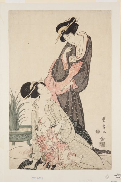Dos mujeres con peces de colores y amamantando a su bebé (grabado en madera en color) de Utagawa Toyohiro