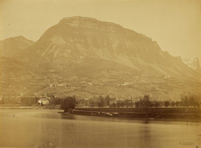 [Río Isère, Monte Saint-Eynard, Dent de Crolles visto desde Grenoble, Francia]. de V. Muzet