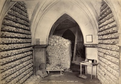 Cripta, Iglesia de San Leonardo, Hythe, Kent, c. 1900 de Valentine and Sons Ltd