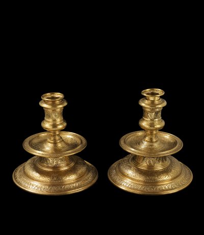 Par de candelabros de latón grabado, con reestructuración posterior, dorado y adición de casquillos removibles y bases de madera, 1500-25 de Venetian School