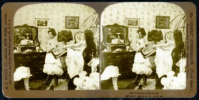 Tarjeta estereoscópica que muestra a una mujer siendo ajustada en un corsé, c.1900 de Vermont, USA H.C. White Company