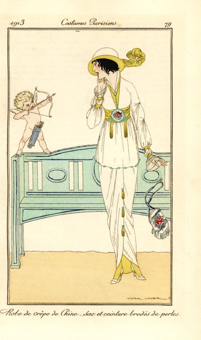 Mujer con vestido de crepé de chine con cinturón y bolso bordado con perlas. Un cupido apunta un dardo de amor a su cabeza. Bata de crepé de chine, saco y cinturón bordados de perlas. Grabado pochoir (stencil) coloreado a mano según una ilustración de Vict de Victor Lhuer