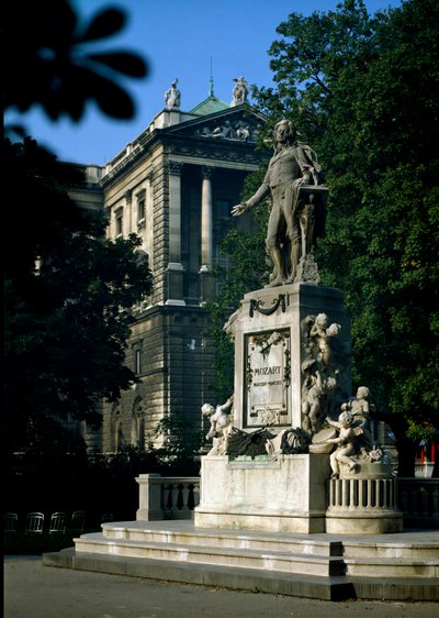 Monumento en homenaje al compositor austríaco Wolfgang Amadeus Mozart (1756-1791). Escultura de Victor Tilgner (1844-1896) 1896. Viena, Burggarten, Austria de Victor Tilgner