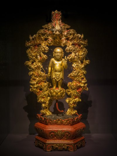 Siddhartha ondoye por los nueve dragones de Vietnamese School