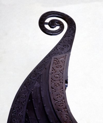 Figura de proa de un drakkar funerario (barco vikingo) de Oseberg, que data del siglo IX. Museo de Bygdoy, Oslo. de Viking