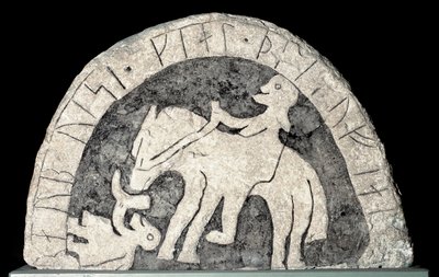 Piedra rúnica con un jinete de Viking