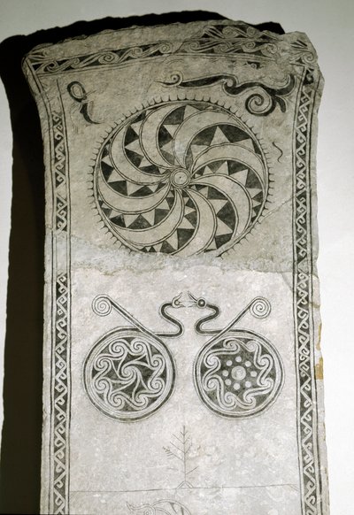 Piedra rúnica con símbolo solar, siglo VII-VIII de Viking