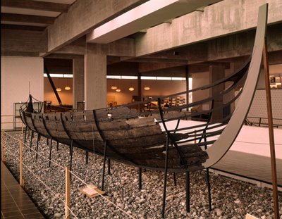 Barco vikingo (drakkar o Langskip) encontrado en el fiordo de Roskilde, Dinamarca, c.1030 de Viking