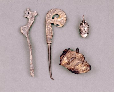 Varias piezas de aparatos y joyas vikingas, en la parte superior derecha, una representación de la deidad Odín. Estocolmo, Historiska Museet de Viking Viking
