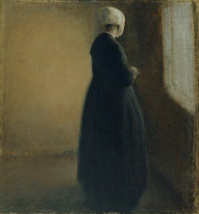 Una anciana de pie junto a una ventana de Vilhelm Hammershøi