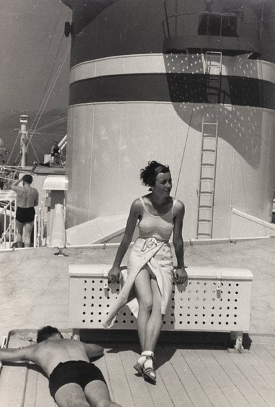 Una pareja a bordo del crucero "Oceania", del álbum "At the Edge of Oceania 28th July to 10th August 1935". de Vincenzo Balocchi