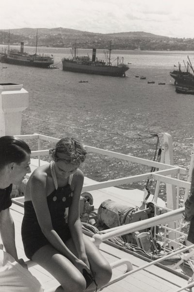 Una pareja a bordo del crucero "Oceania", del álbum "At the Edge of Oceania 28th July to 10th August 1935". de Vincenzo Balocchi