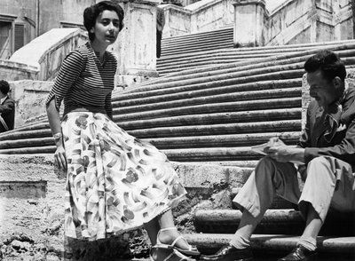 Una joven y un hombre descansan en la Plaza de España de Vincenzo Balocchi