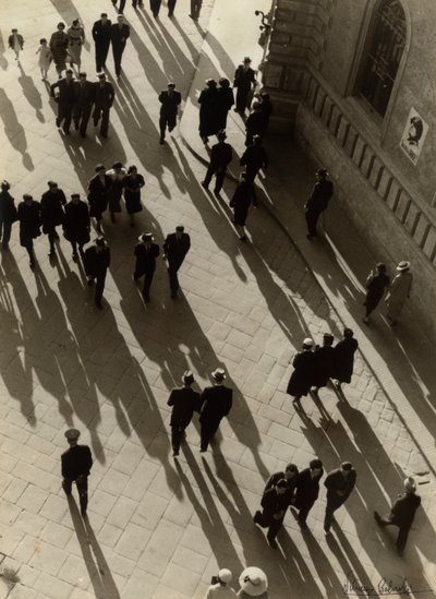 Vista aérea de una calle abarrotada, c.1938 (foto b/n) de Vincenzo Balocchi