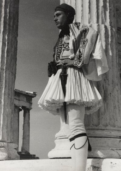 Soldado griego en la Acrópolis, Atenas, del álbum "Crucero por el Egeo - Zara, Atenas, Rodas y Trípoli". de Vincenzo Balocchi