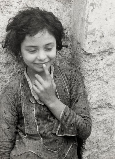 Retrato de un niño, del álbum "Crucero por el Egeo - Zara, Atenas, Rodas y Trípoli", mayo de 1934 (foto en blanco y negro). de Vincenzo Balocchi