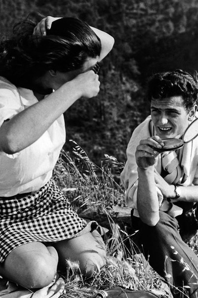 Retrato de pareja en un prado, c.1970 (foto b/n) de Vincenzo Balocchi