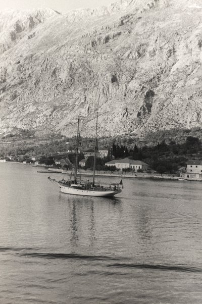 El Velero del Duque de Aosta, frente a la costa de Kotor, Croacia, del Álbum "Corfú, Atenas y la bahía de Kotor". de Vincenzo Balocchi