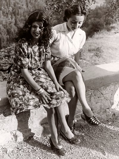 Dos chicas sentadas en una pared, Italia, c.1940 (foto b/n) de Vincenzo Balocchi
