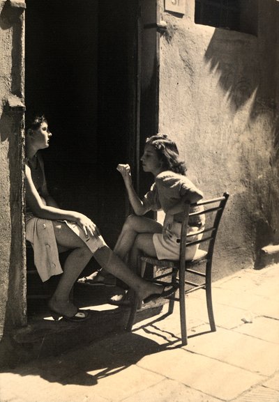 Dos chicas sentadas en el umbral de una puerta. Postal enviada por el fotógrafo a Vincenzo Balocchi de Vincenzo Balocchi