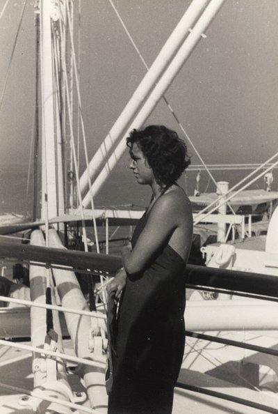Mujer a bordo del crucero "Oceania", del álbum "At the Edge of Oceania 28th July to 10th August 1935". de Vincenzo Balocchi