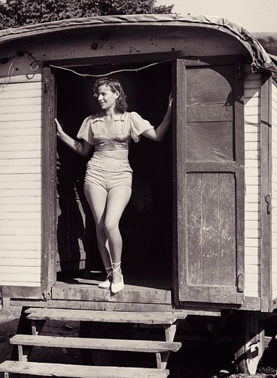 Mujer joven en un carruaje de circo, c.1960 (foto b/n) de Vincenzo Balocchi
