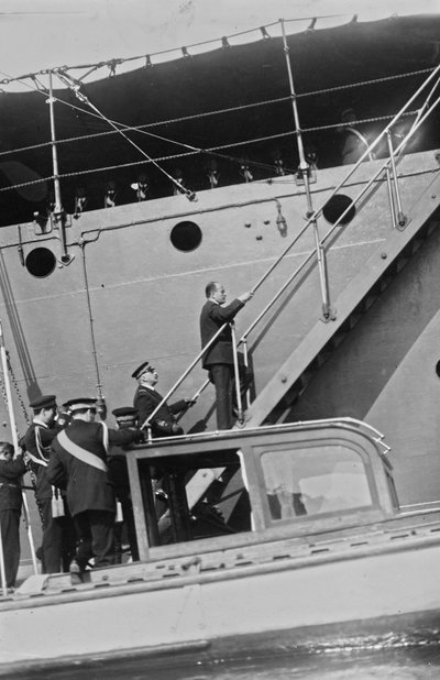 Benito Mussolini en ropa civil en la escalera del barco Real Ferruccio en el puerto de Gaeta de Vincenzo Pignatiello