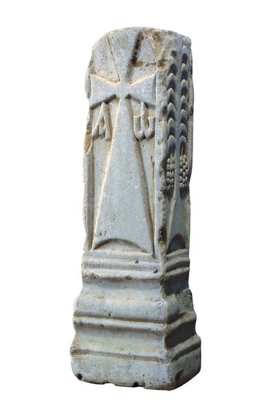 Piedra de altar que representa los símbolos cristianos del crismón, alfa y omega, siglo VII (piedra) de Visigothic