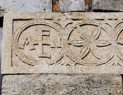 Detalle de la fachada occidental de la Iglesia de Santa María de Lara, Quintanilla de las Viñas, España, siglo VII d.C. de Visigothic