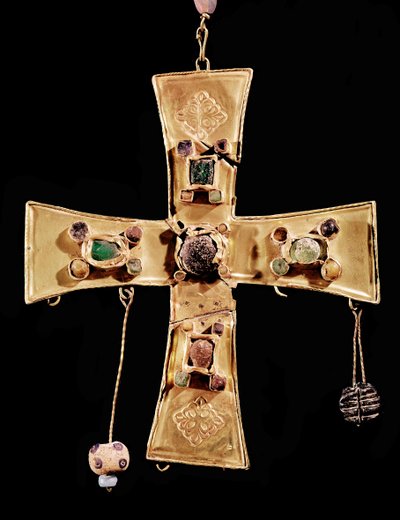 Cruz de Torredonjimeno (metal incrustado con piedras preciosas y adornos florales, siglos VI-VII) de Visigothic