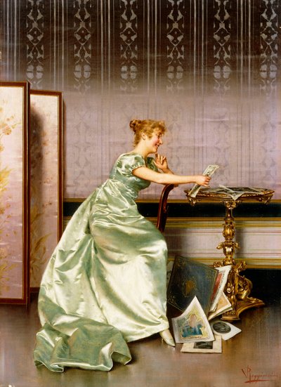 Una dama elegante admirando una carpeta de grabados de Vittorio Reggianini