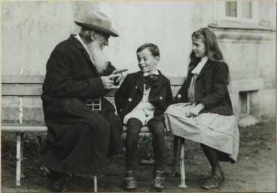 León Tolstói con sus nietos Leo y Sofía, 1909 de Vladimir Grigorievich Chertkov
