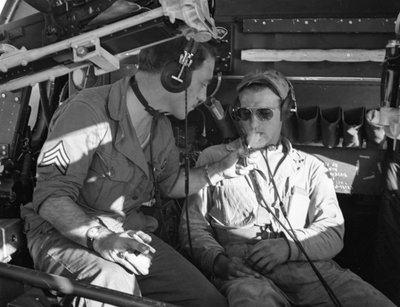 Tripulación del Cuerpo Aéreo del Ejército en un B-17 comparte cigarrillos durante el entrenamiento en MacDill Field en la Segunda Guerra Mundial. de Volkmar Wentzel